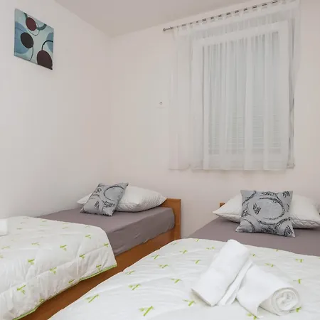 Violet Daire Makarska