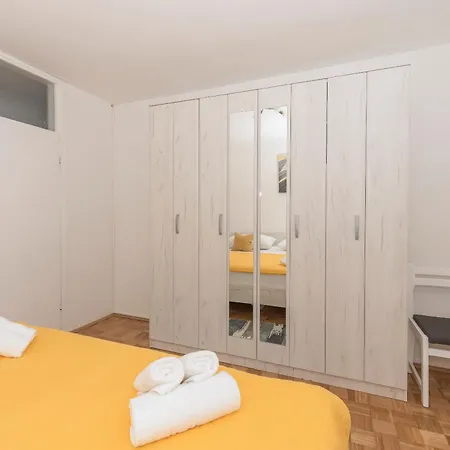 Violet Daire Makarska